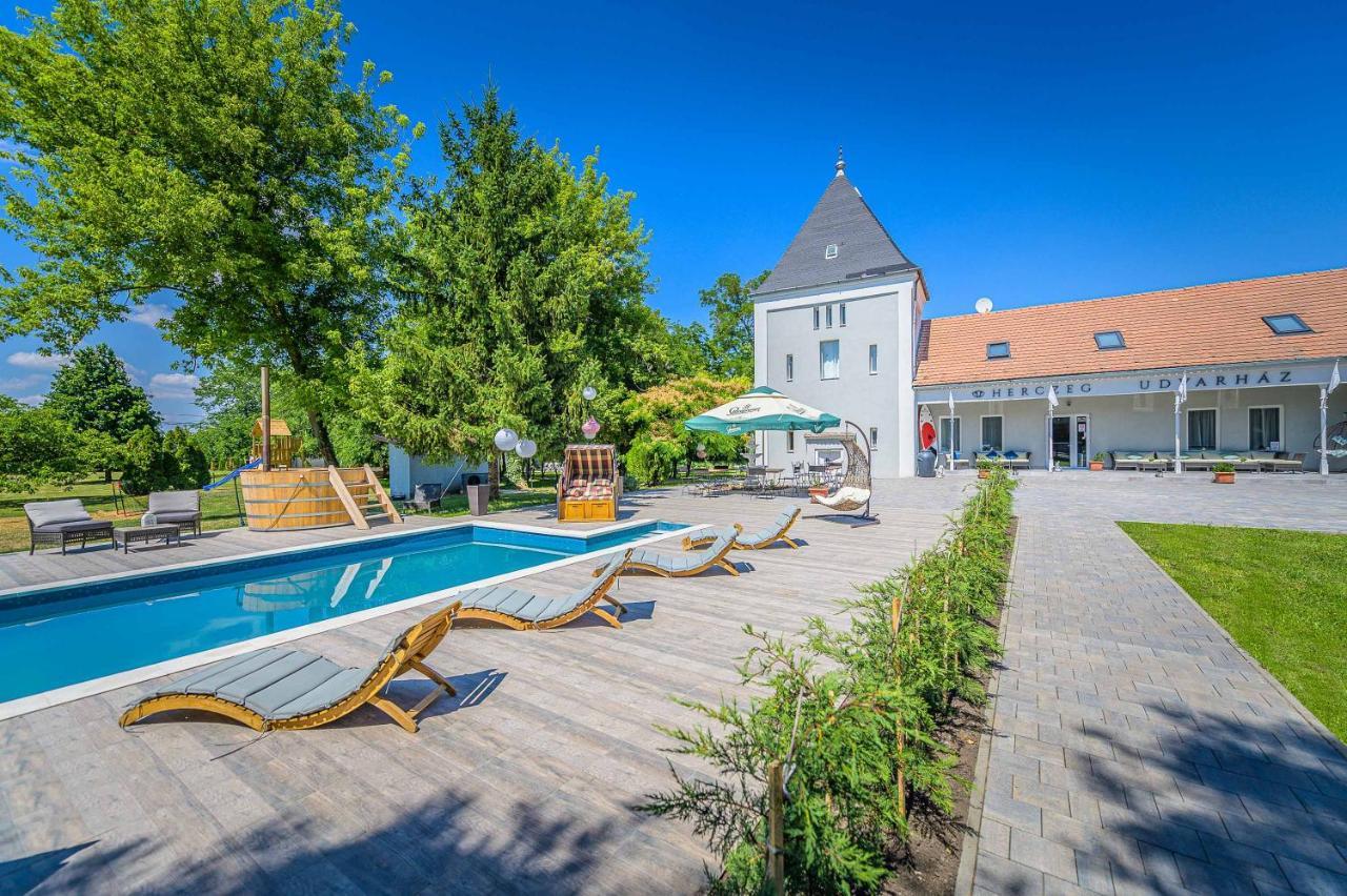 Herczeg Udvarház Poroszló Exterior foto