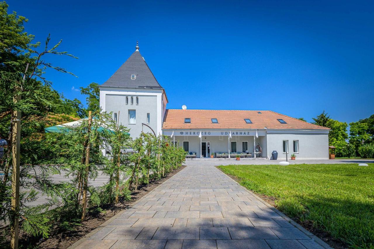 Herczeg Udvarház Poroszló Exterior foto
