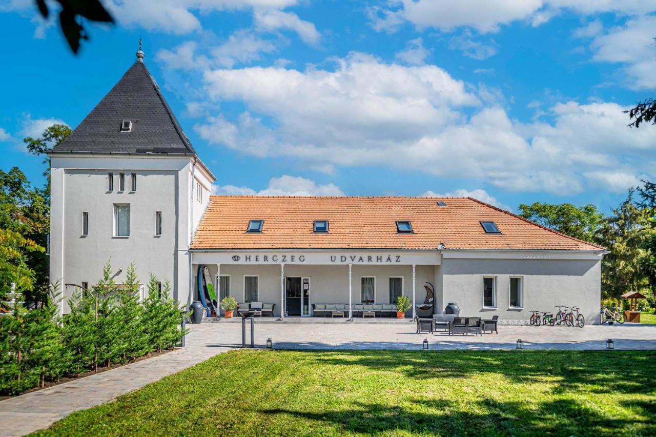 Herczeg Udvarház Poroszló Exterior foto