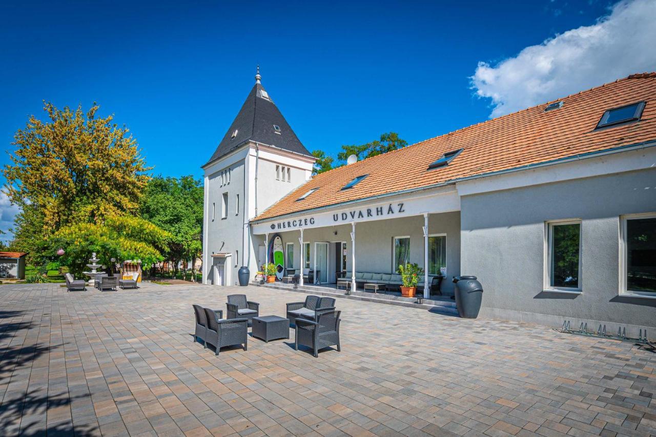 Herczeg Udvarház Poroszló Exterior foto