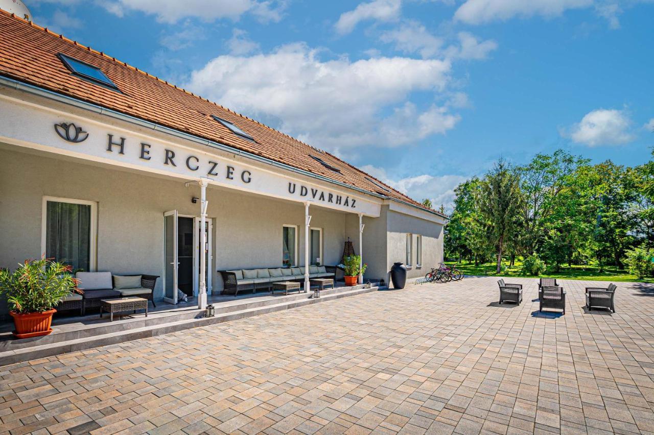 Herczeg Udvarház Poroszló Exterior foto